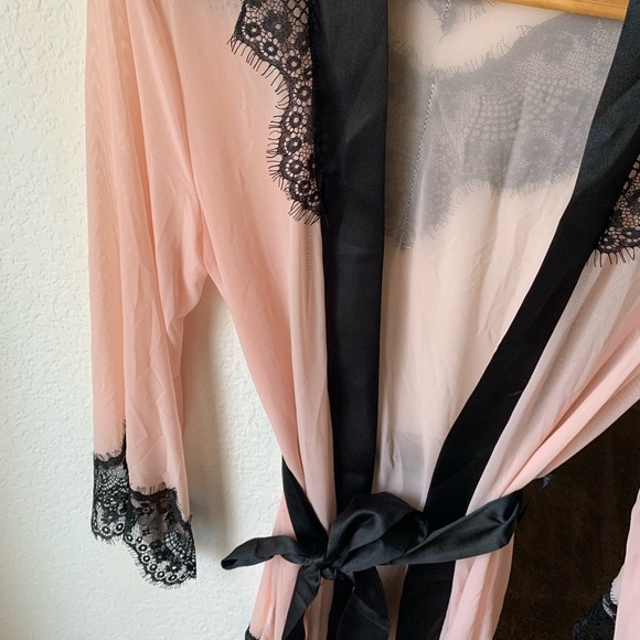 Robe - Picture 2 of 4